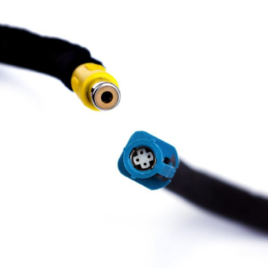 Adaptor pentru conectarea unei camere marșarier la un monitor Ford Sync 1