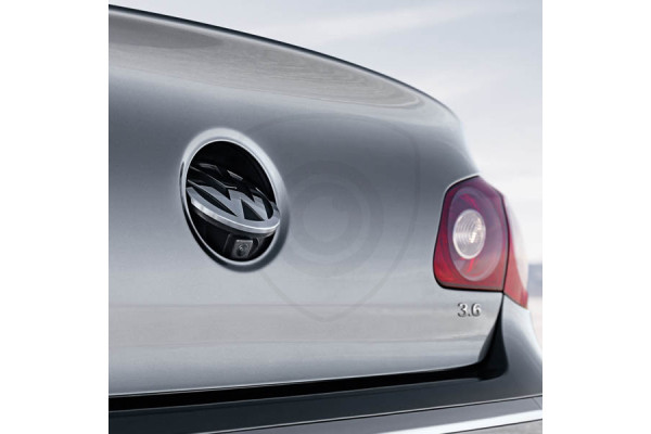 Cameră de marșarier în sigla VW – cameră rabatabilă pentru Volkswagen