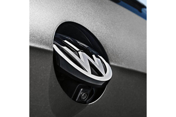 Cameră de marșarier în sigla VW – cameră rabatabilă pentru Volkswagen