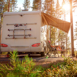 Utilizarea camerelor de marșarier în rulote și autocaravane